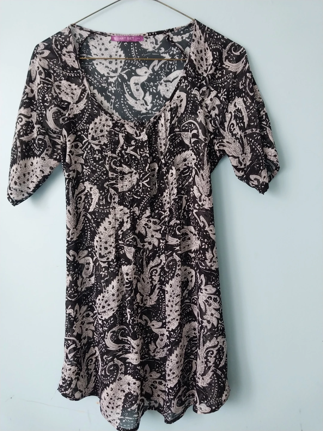 Smart Set Black & White Paisley Blouse w/tie back. Location ⬇️