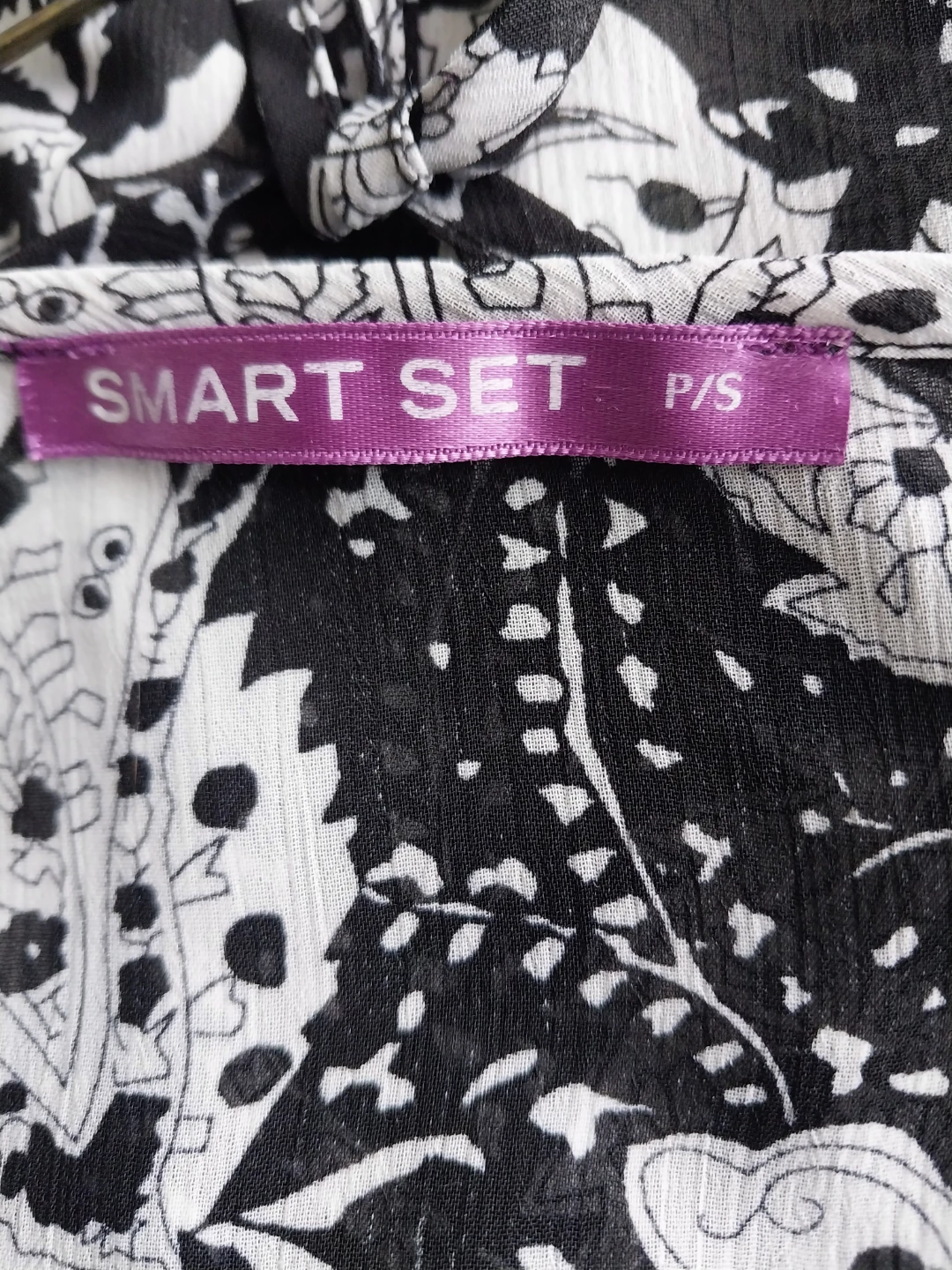 Smart Set Black & White Paisley Blouse w/tie back. Location ⬇️ - photo 2