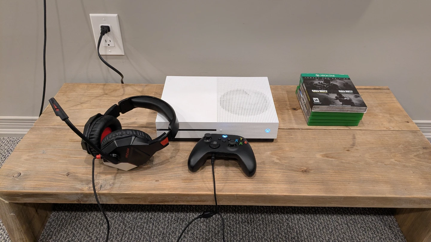 Xbox One S 500GB Console with controller headset & games