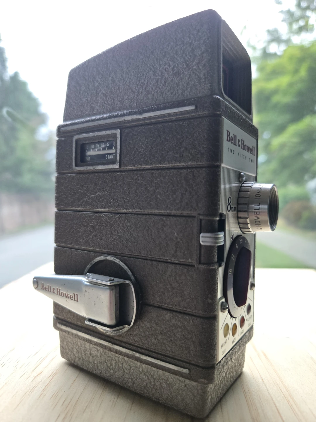 Vintage Bell & Howell  (252) 8mm Movie Camera - 1950s - photo 2
