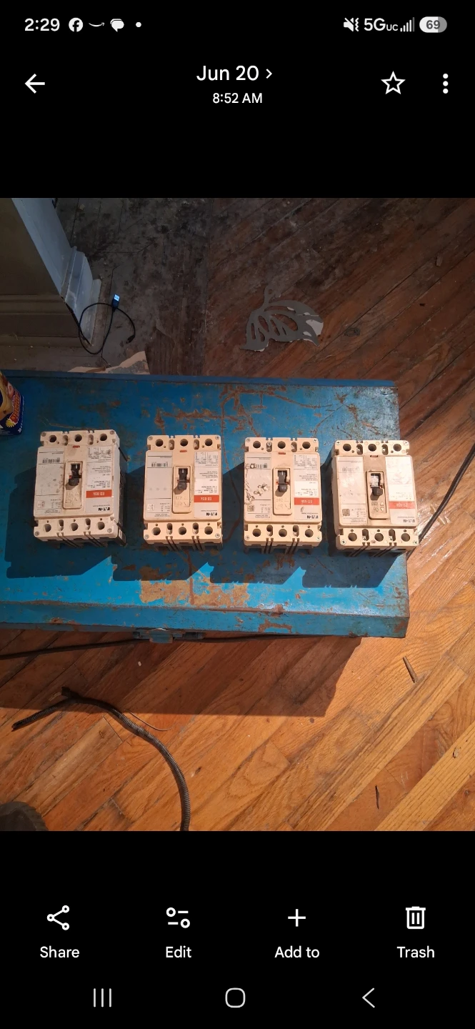 Lot of 4  200a GE Circuit Breakers