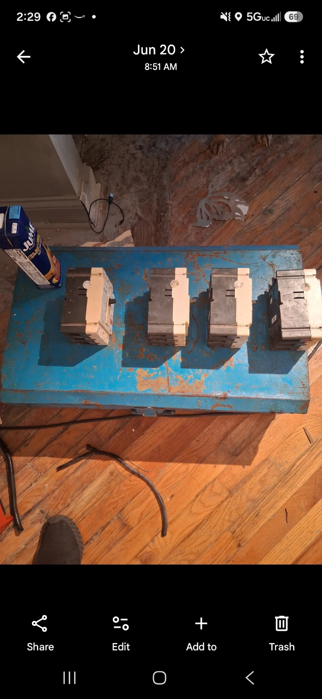 Lot of 4  200a GE Circuit Breakers - photo 2