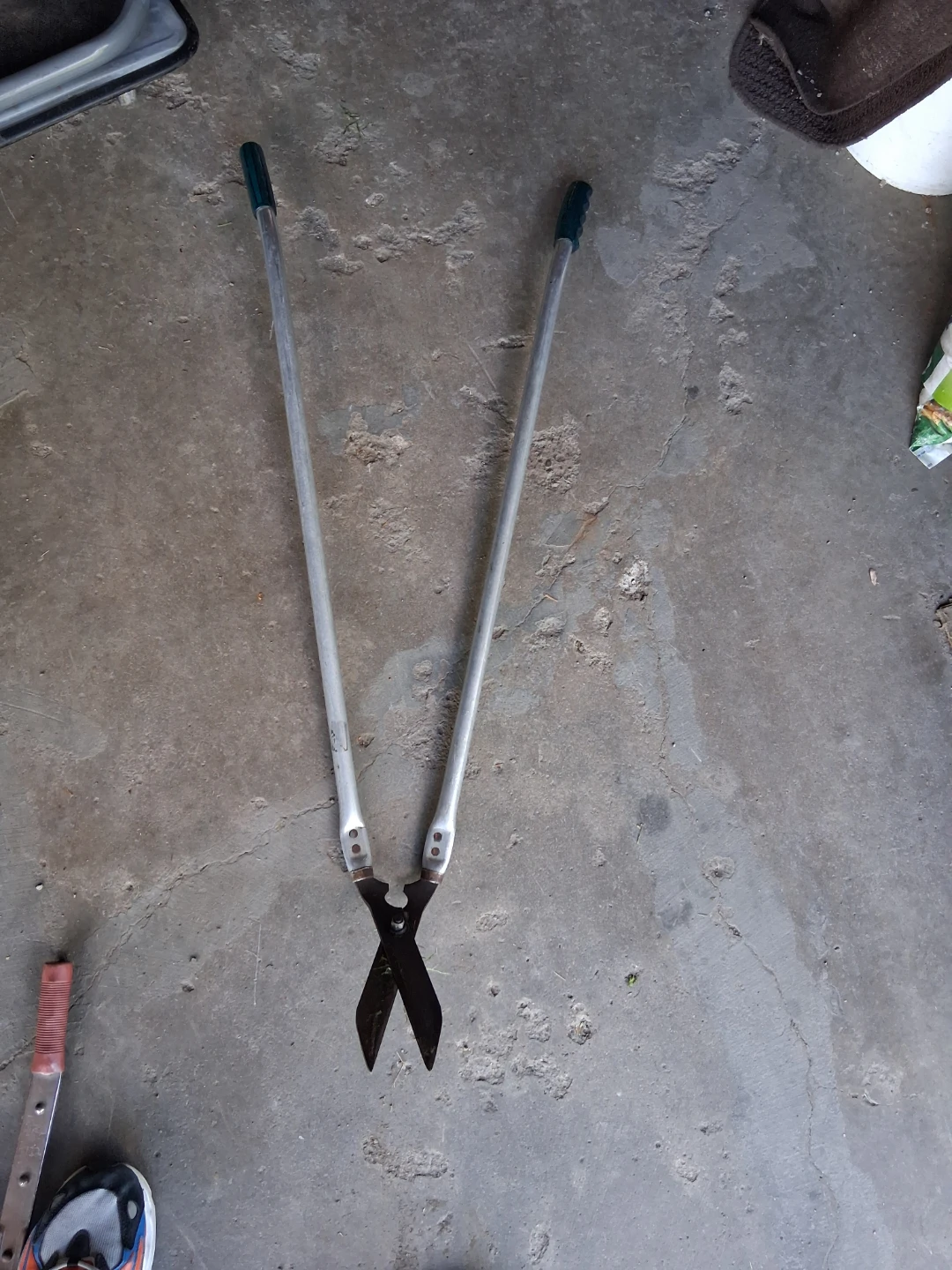 Lawn shears