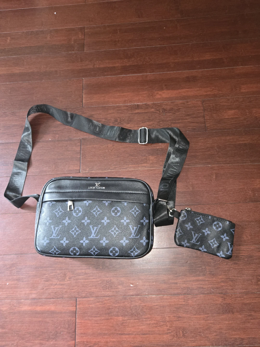 LV Deisgner side bag - photo 3