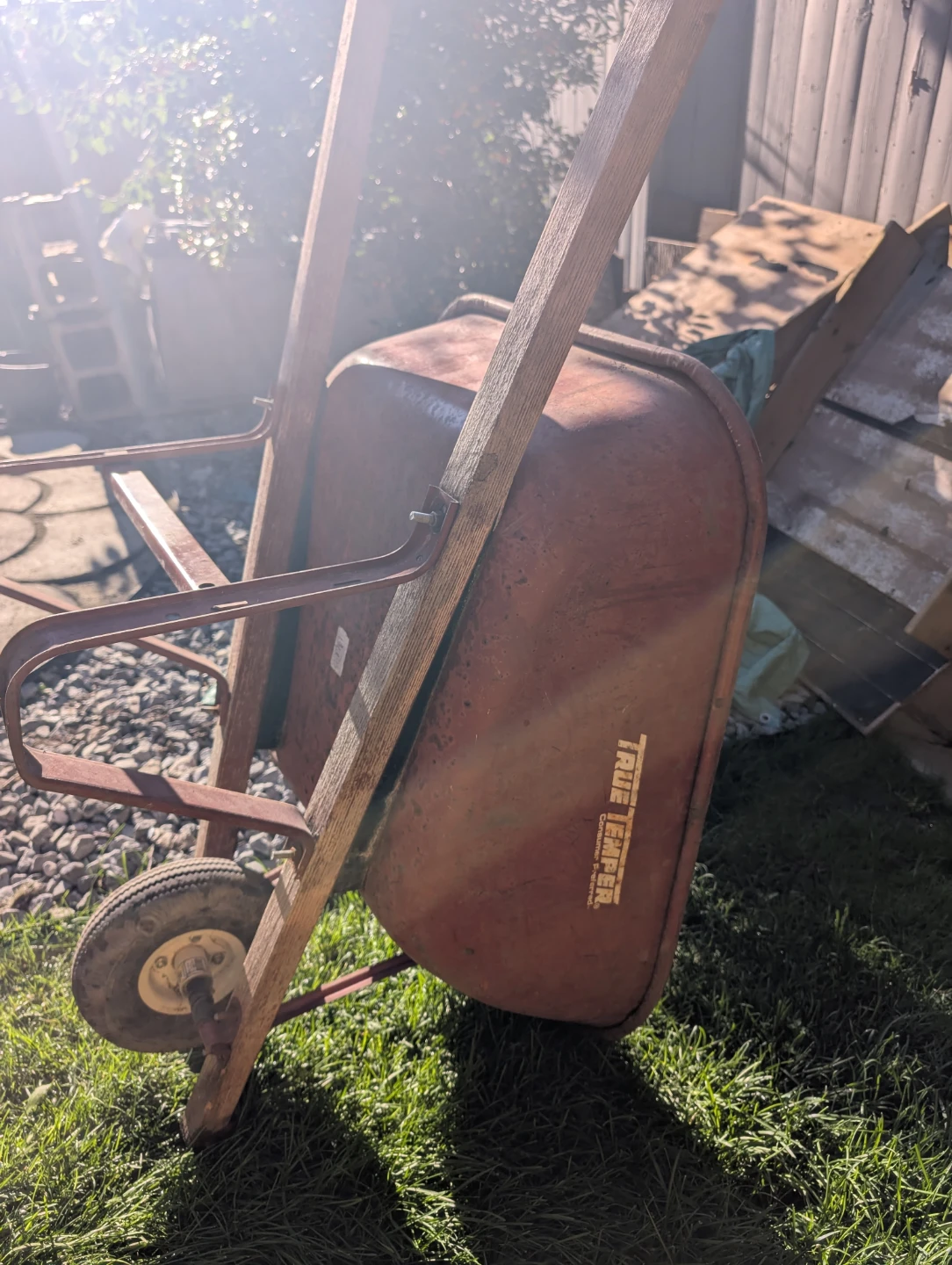Steel wheelbarrow good condition, old sturdy fairly new wheel