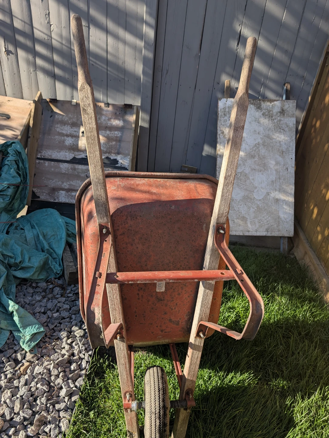Steel wheelbarrow good condition, old sturdy fairly new wheel - photo 2
