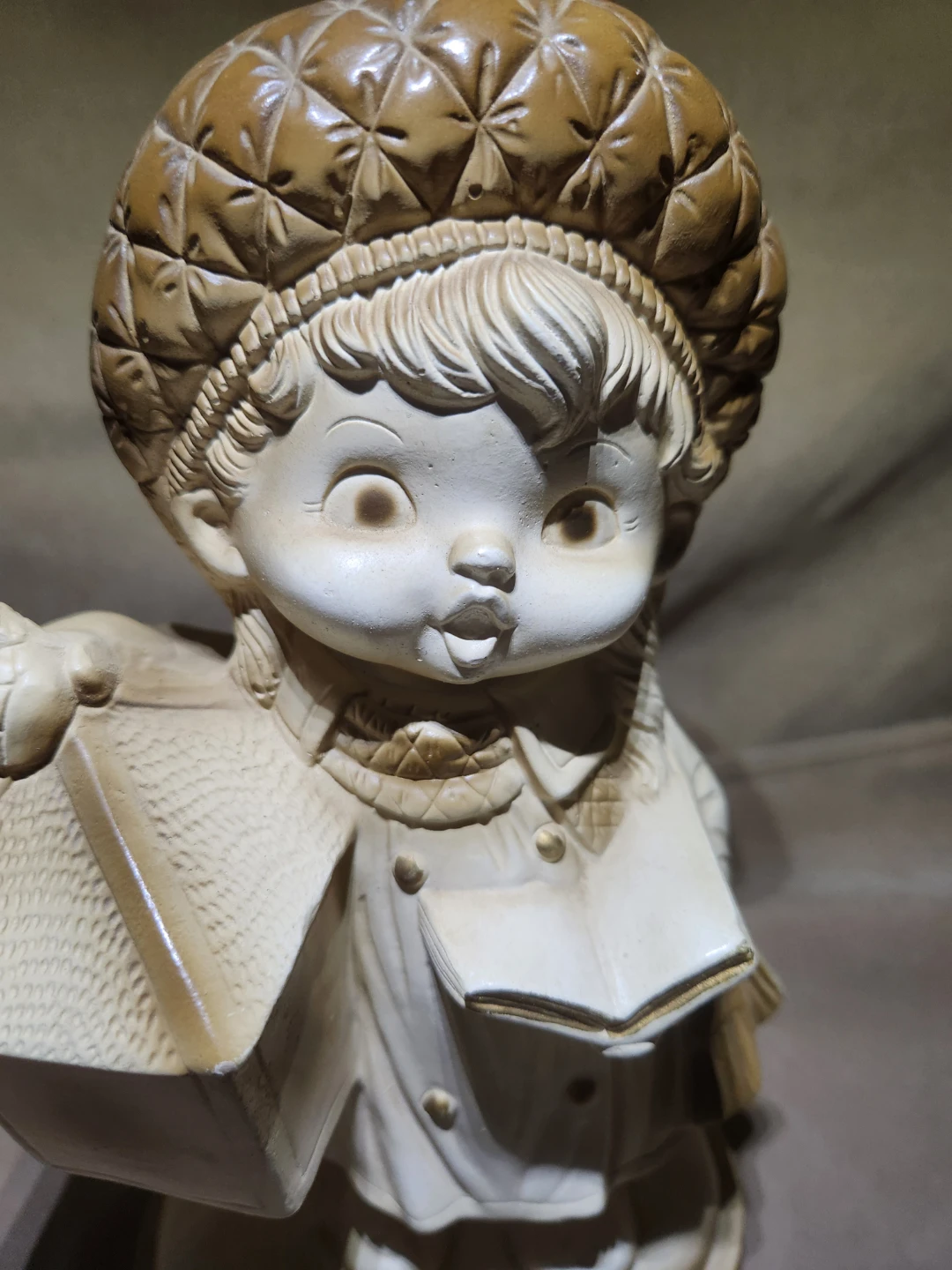 Vintage 1970s Chalkware Caroler ,Nostalgic Big Eye Kitsch Decor - photo 2