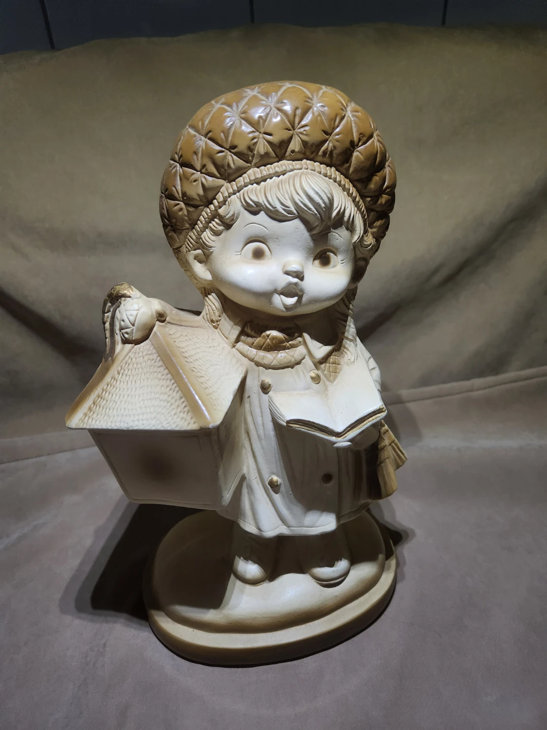 Vintage 1970s Chalkware Caroler ,Nostalgic Big Eye Kitsch Decor - photo 3