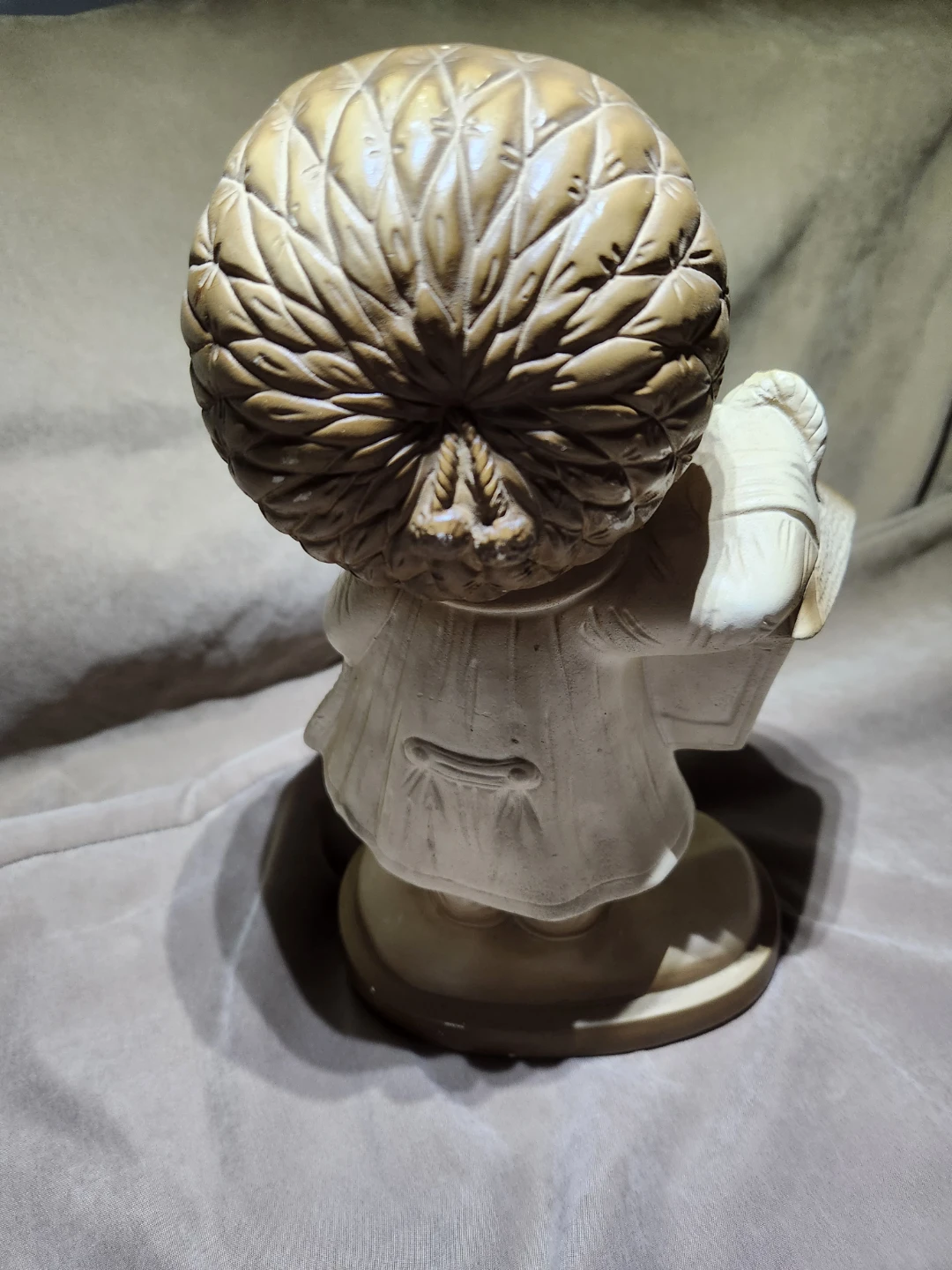 Vintage 1970s Chalkware Caroler ,Nostalgic Big Eye Kitsch Decor - photo 4