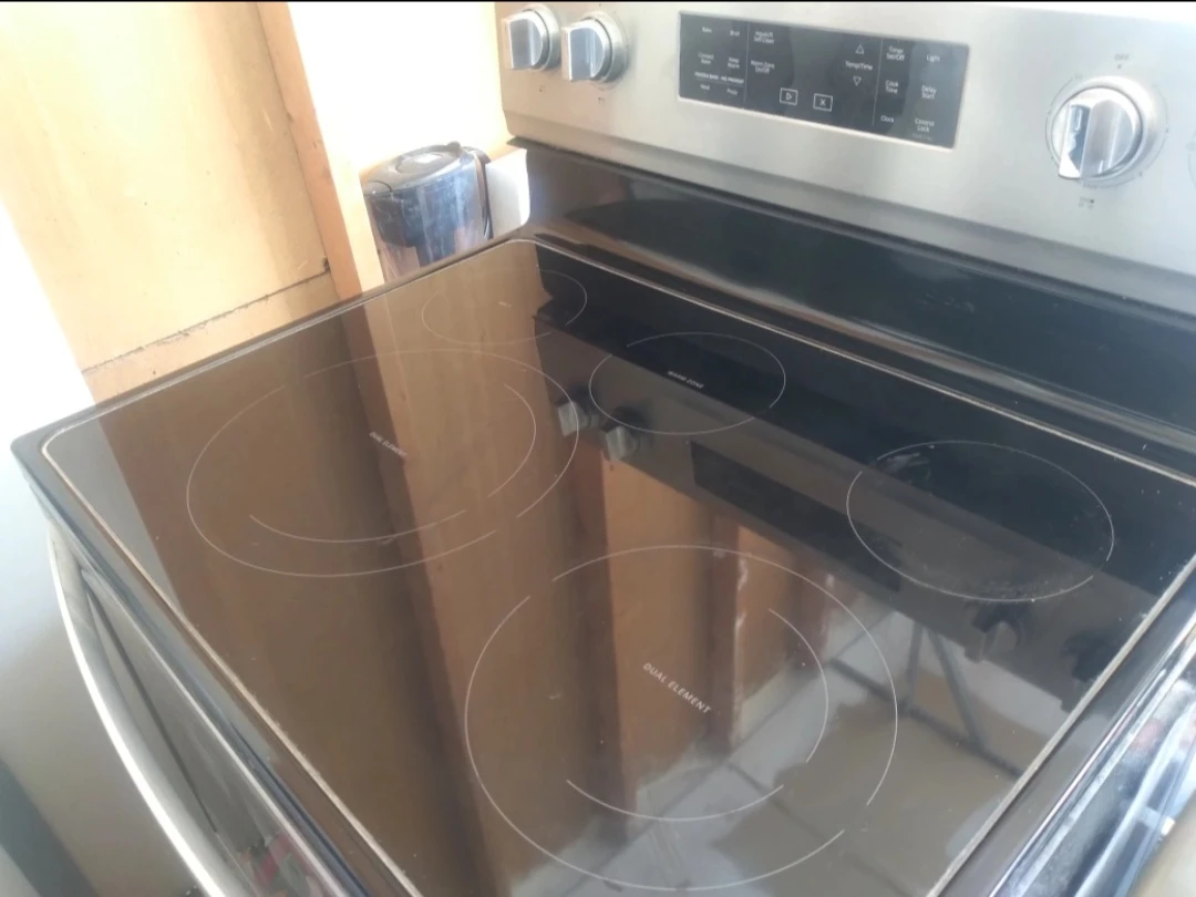Whirlpool 30-inch Freestanding Electric Range YWF555S0RZ - photo 3