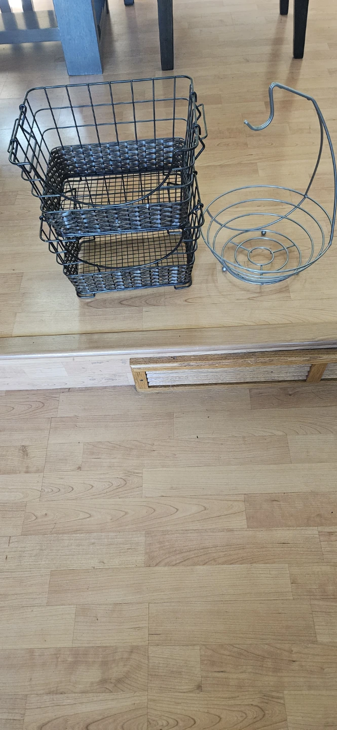 Stacking Wire Baskets with Fruit Bowl