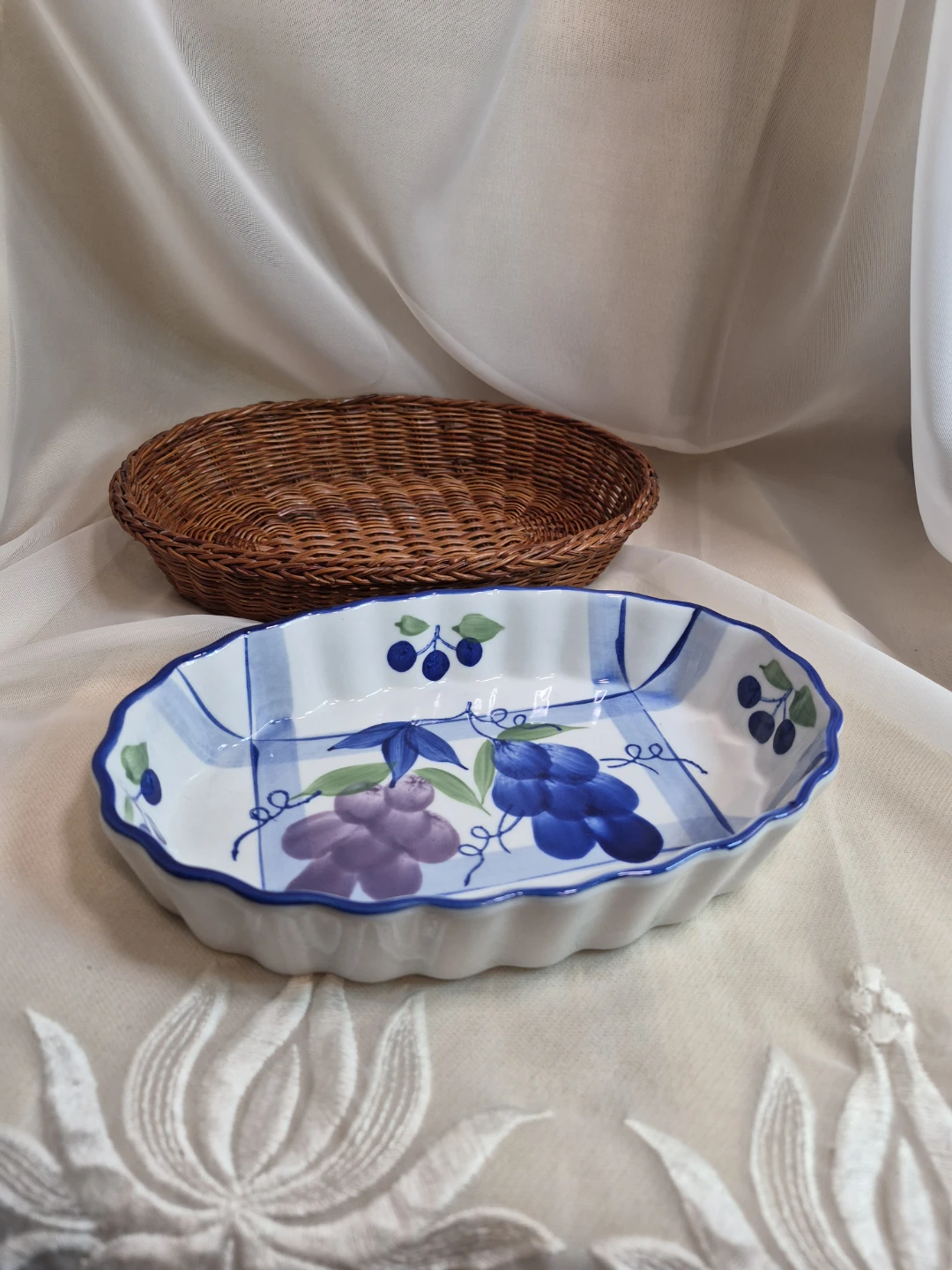 8 1/2" x 5 1/2" x 1 1/2" Vintage Hand Painted Ceramic Serving.. - photo 3