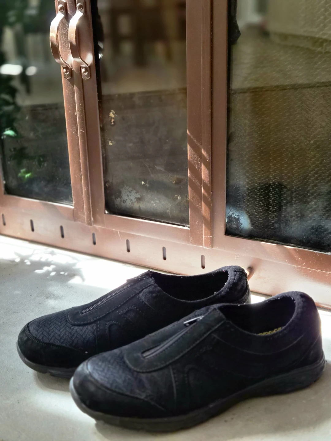 Black Slip-Resistant Front-Zip Work Shoes