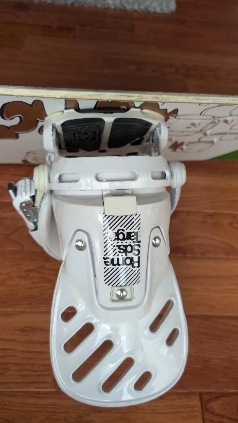 Rome SDS snowboard bindings and board - photo 3