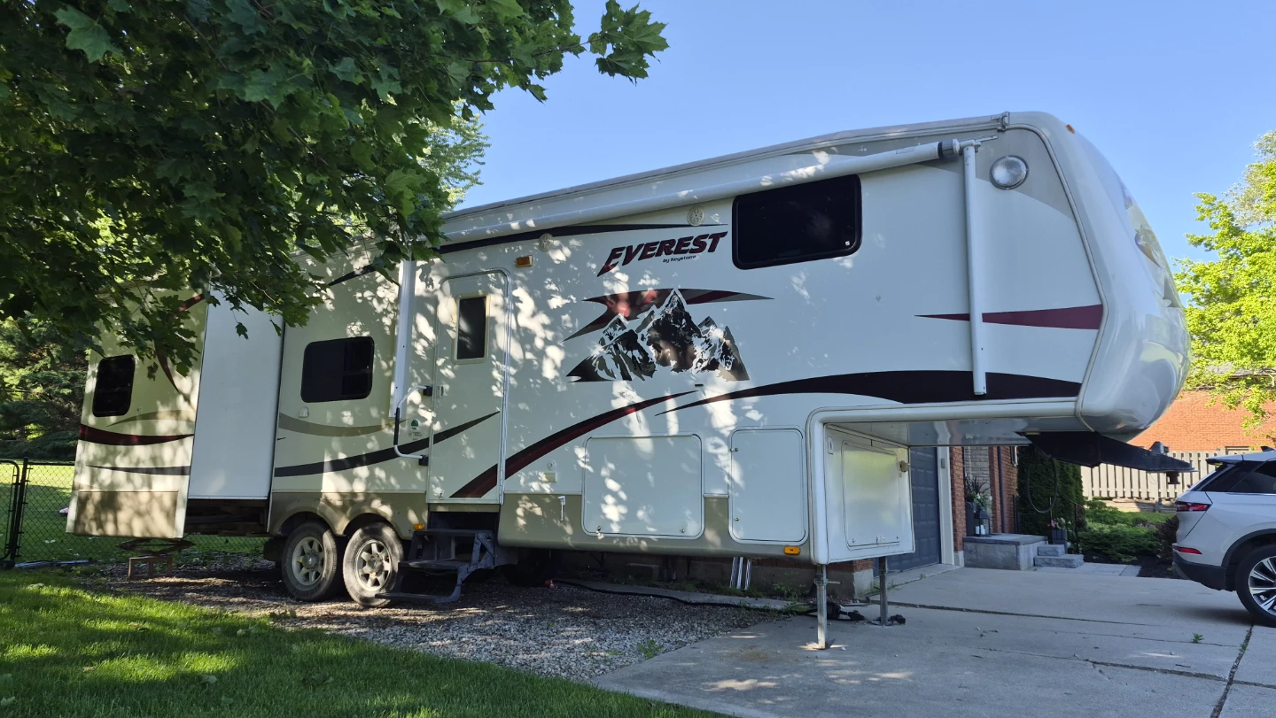 Keystone Everest Fifth Wheel RV - photo 2