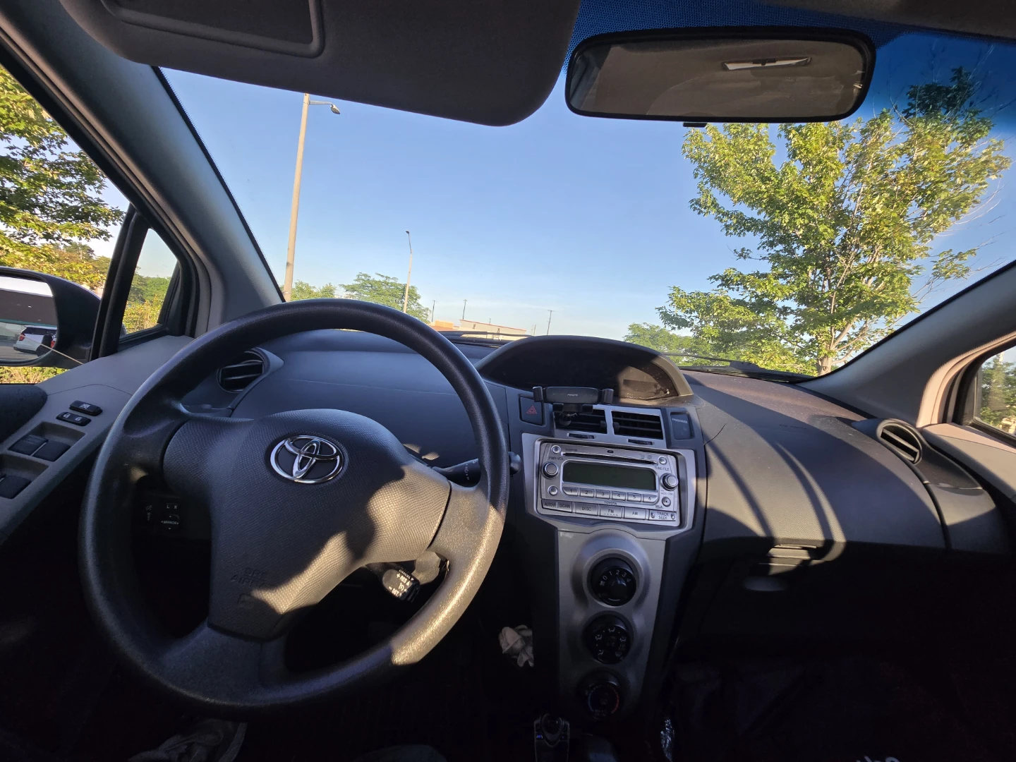 Toyota Yaris Hatchback 2009 - photo 2