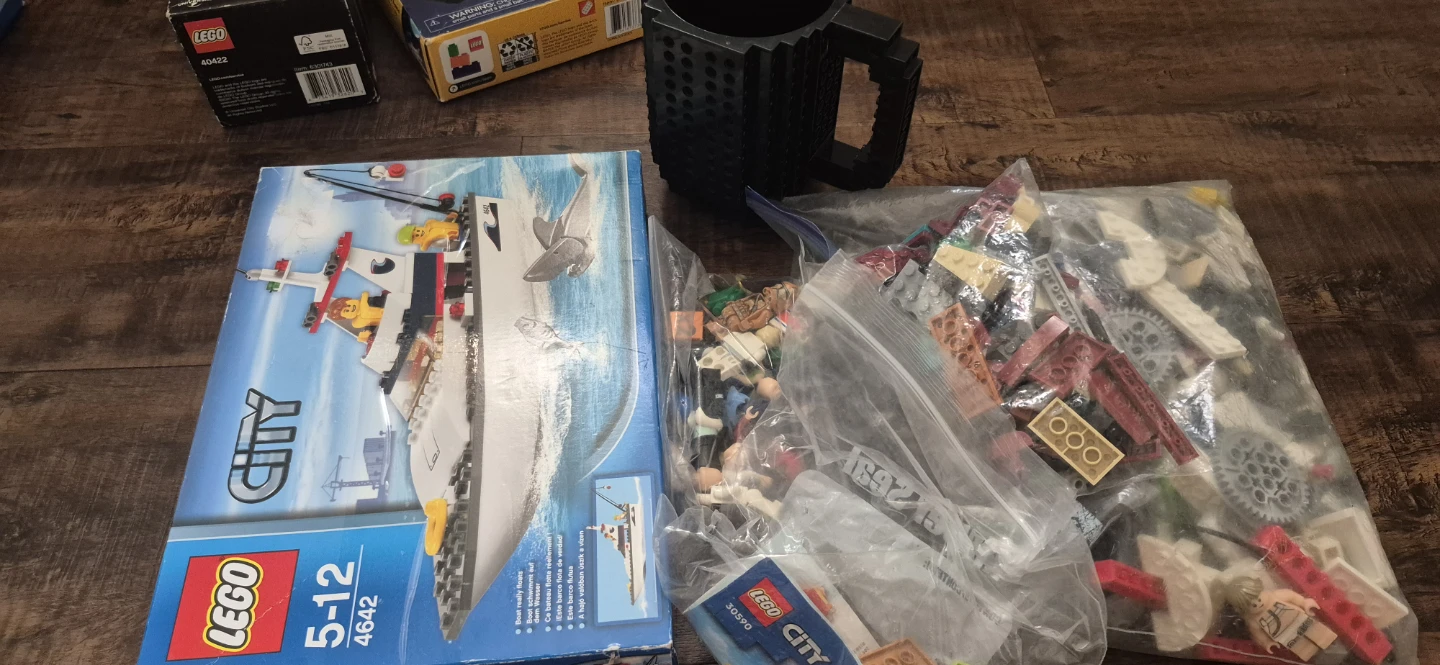 LEGO City Set 4642 - Fishing Boat and assorted Lego sets - photo 3
