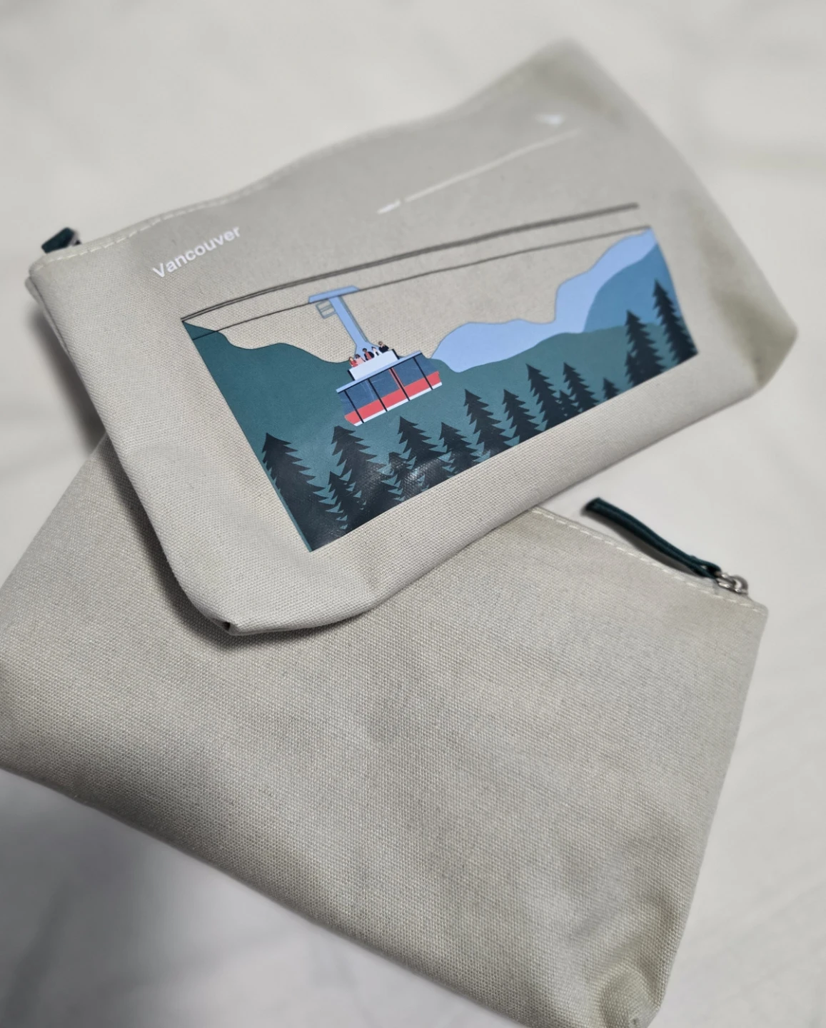 BRAND NEW Cathay Pacific Amenity kit - Set of 2 - photo 2