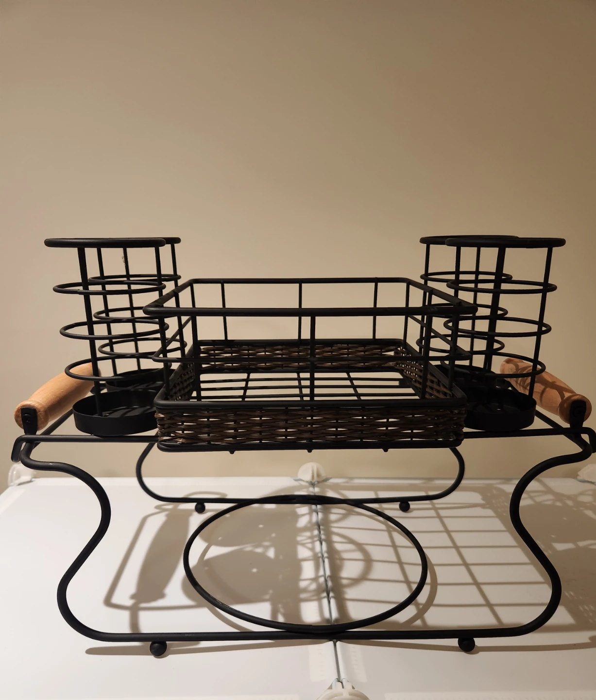 Black metal cutlery and plate caddy with wooden handles - photo 2