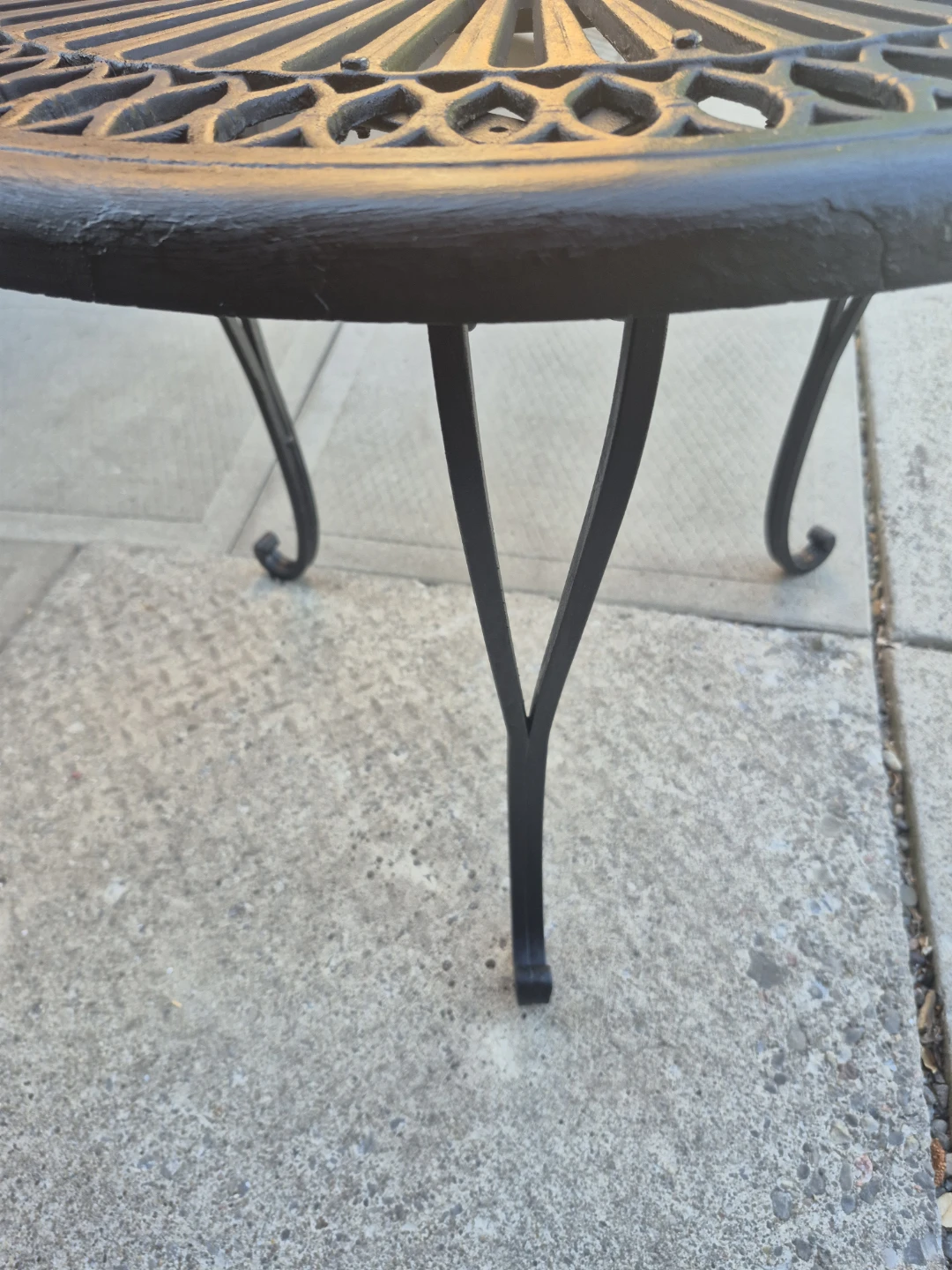 Beautiful Black Metal Round Outdoor Table - like *NEW* - photo 2