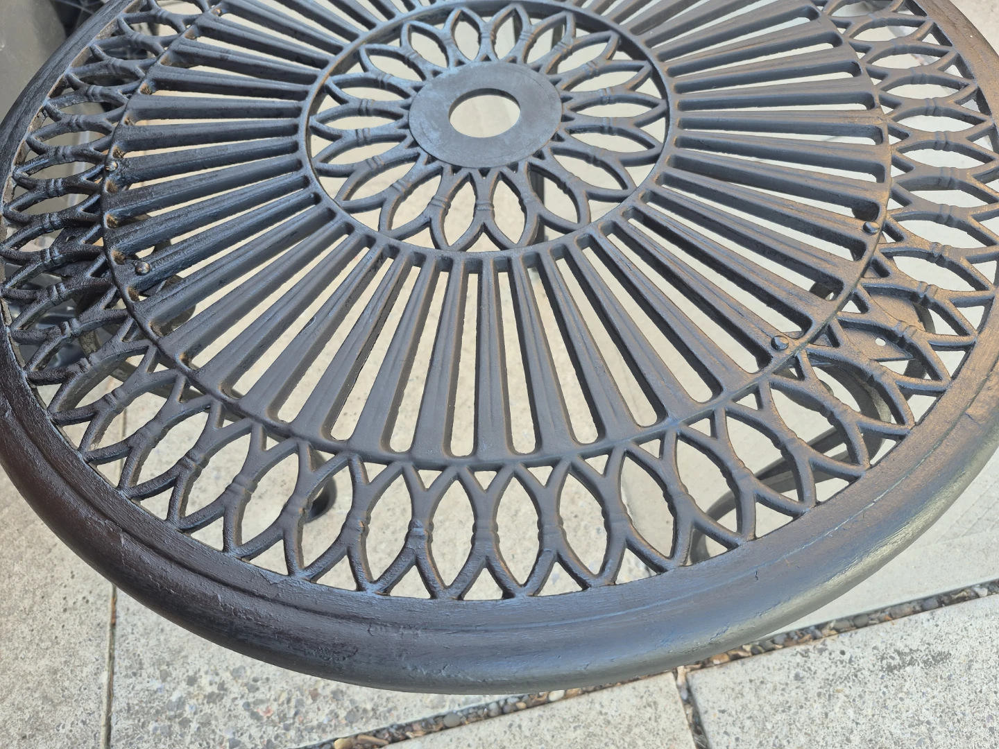 Beautiful Black Metal Round Outdoor Table - like *NEW* - photo 3