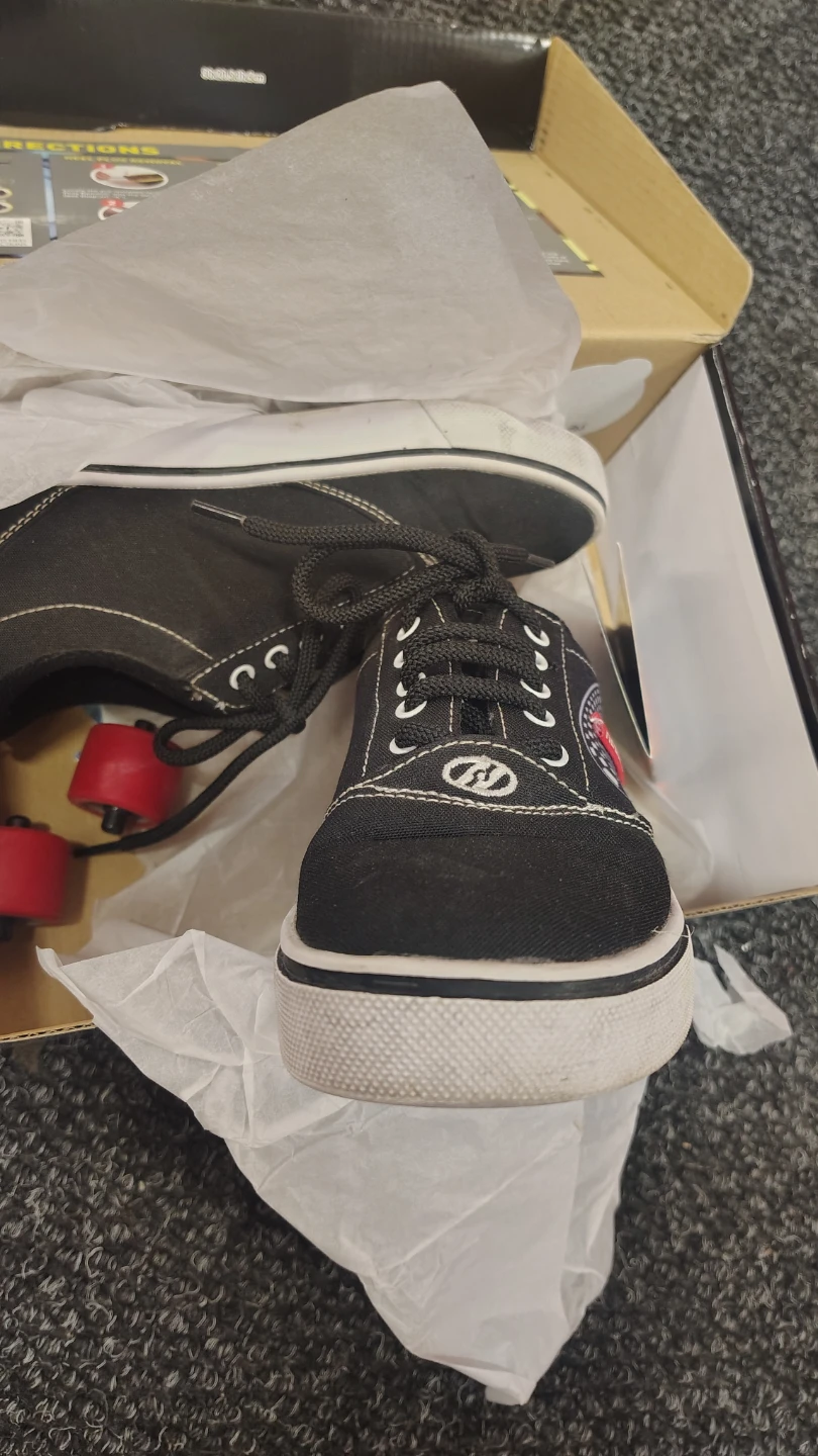 Heelys Original Wheeled Shoes size 4 - photo 2
