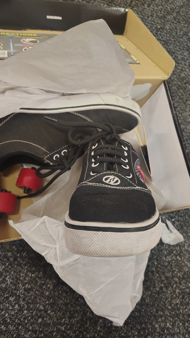 Heelys Original Wheeled Shoes size 4 - photo 2