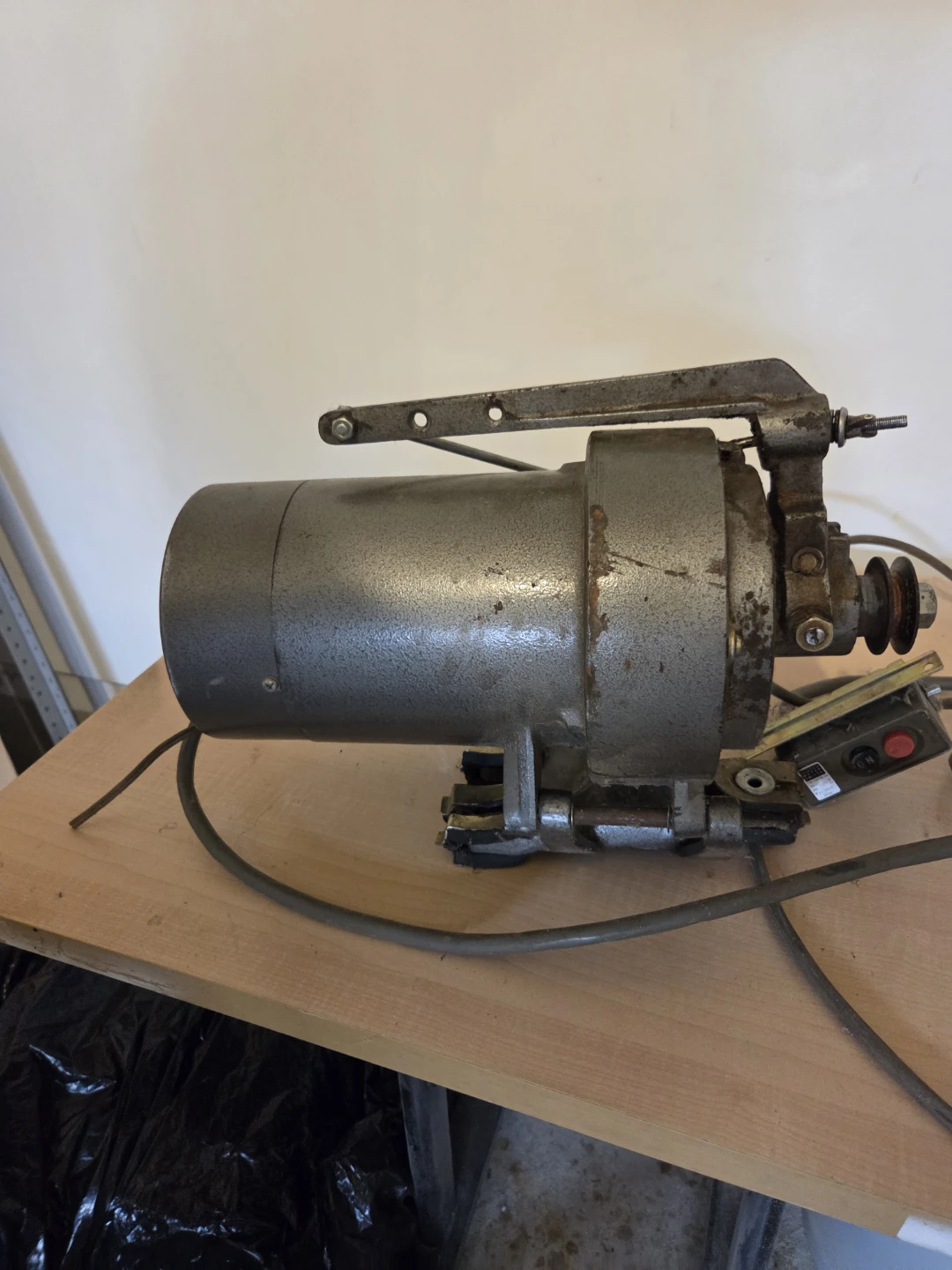 Vintage Industrial Sewing Machine Motor - photo 3