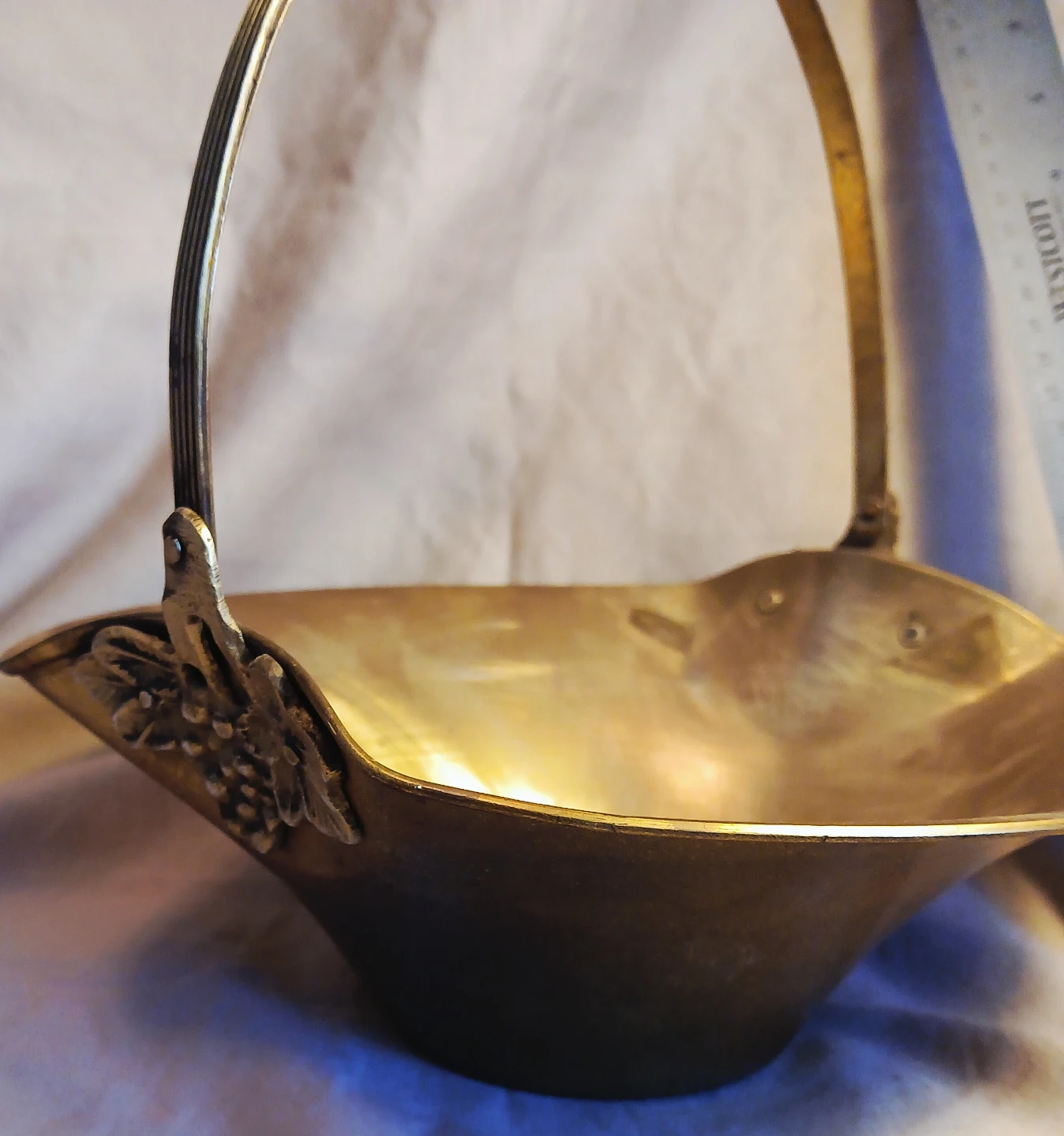 Brass Basket with Handle and Grapevine Decoration - photo 2