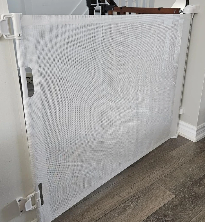 Retractable baby/pet gate