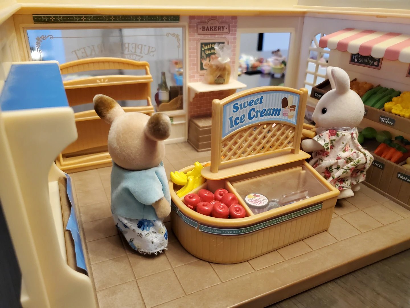Calico Critters Vintage Supermarket and Treehouse Playset - photo 3