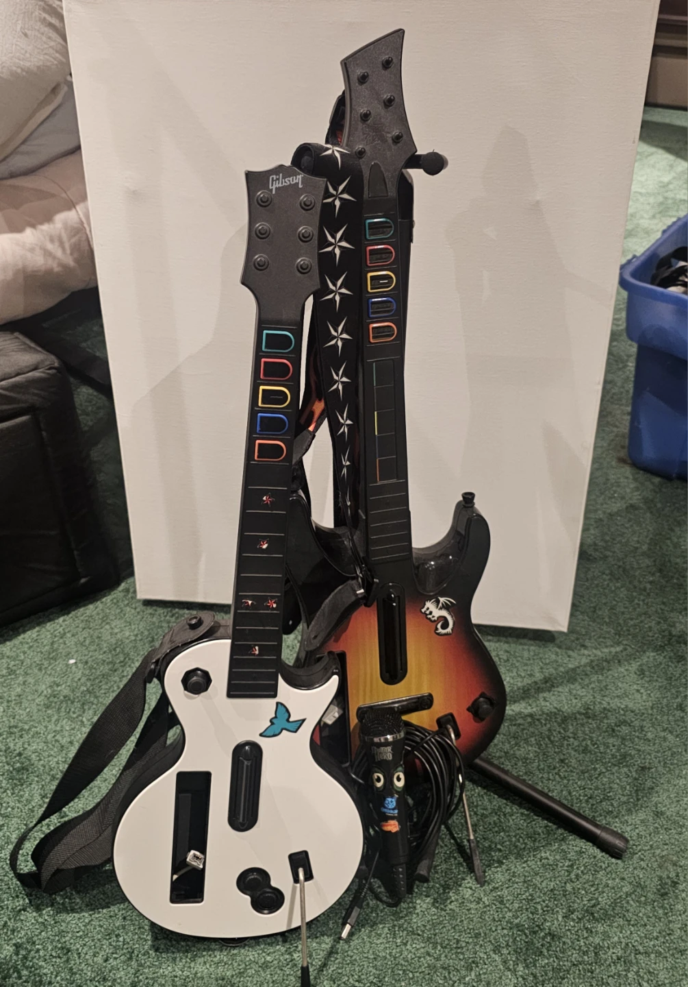 Guitar Hero Guitars ans mic fir Wii