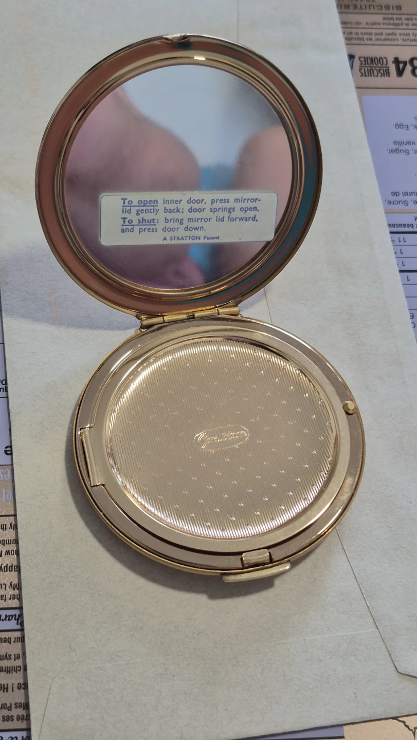 Stratton Compact Powder Case - photo 3
