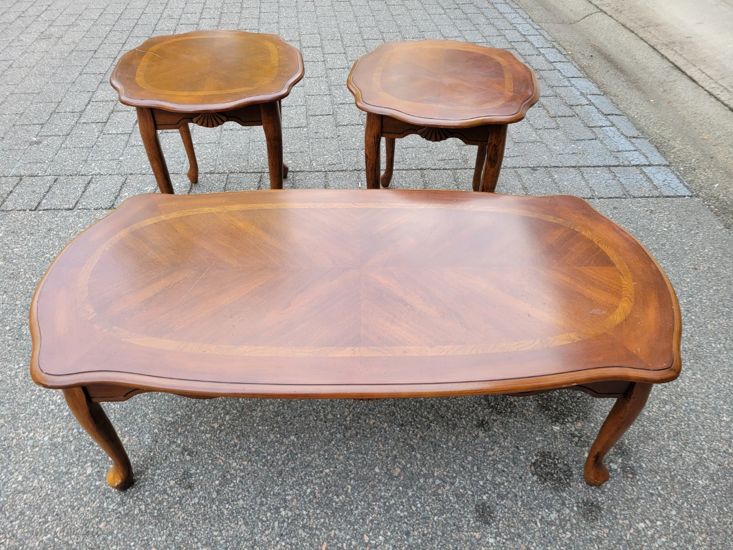 Vintage Queen Anne Coffee Table & Matching End Tables Set. - photo 2