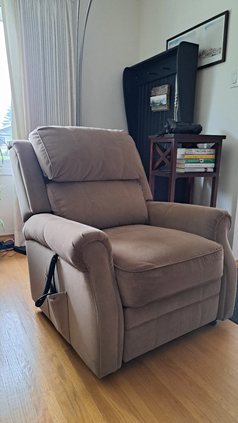 Home meridian powerlift/recliner