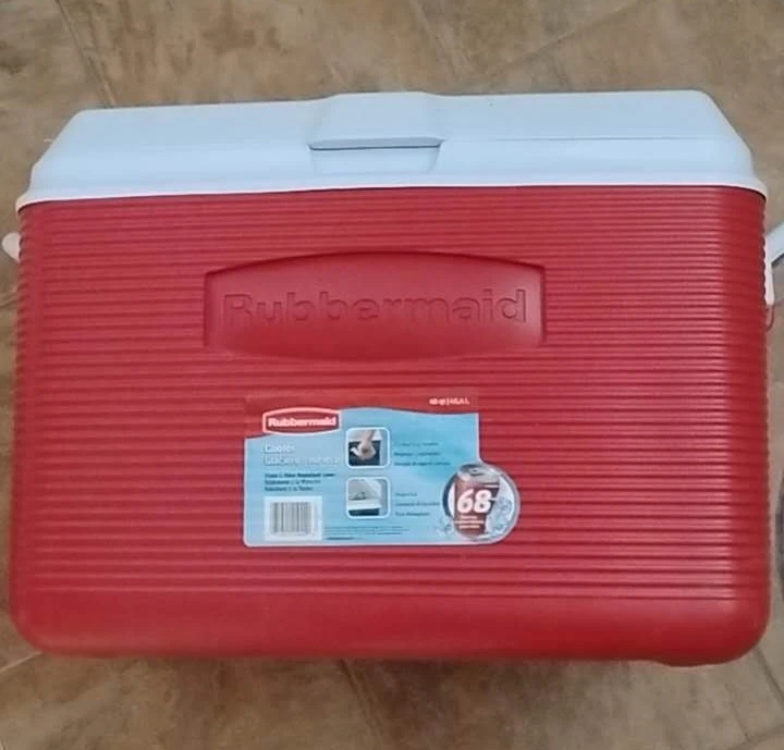 Rubbermaid 68 Quart Cooler