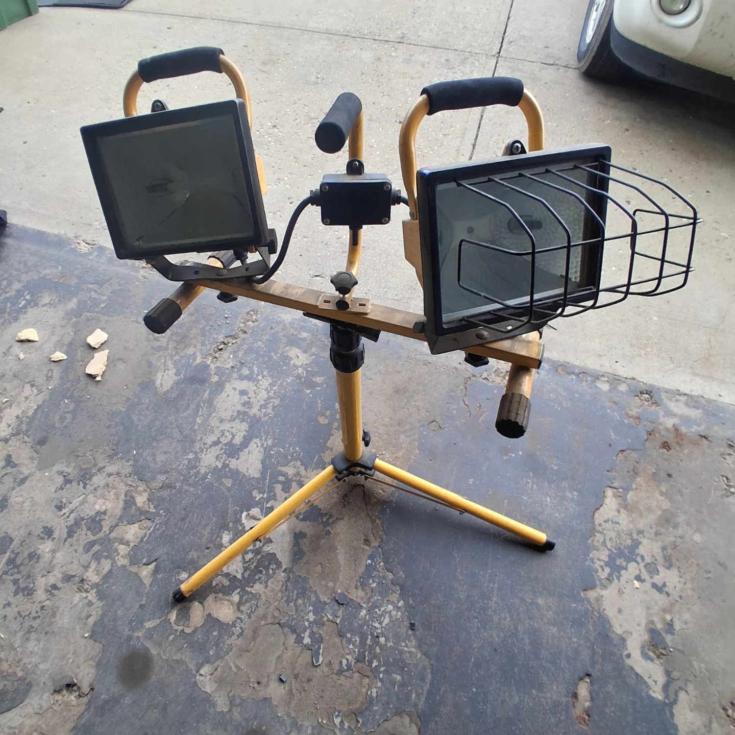Yellow Twin Head Work Light with Tripod Stand