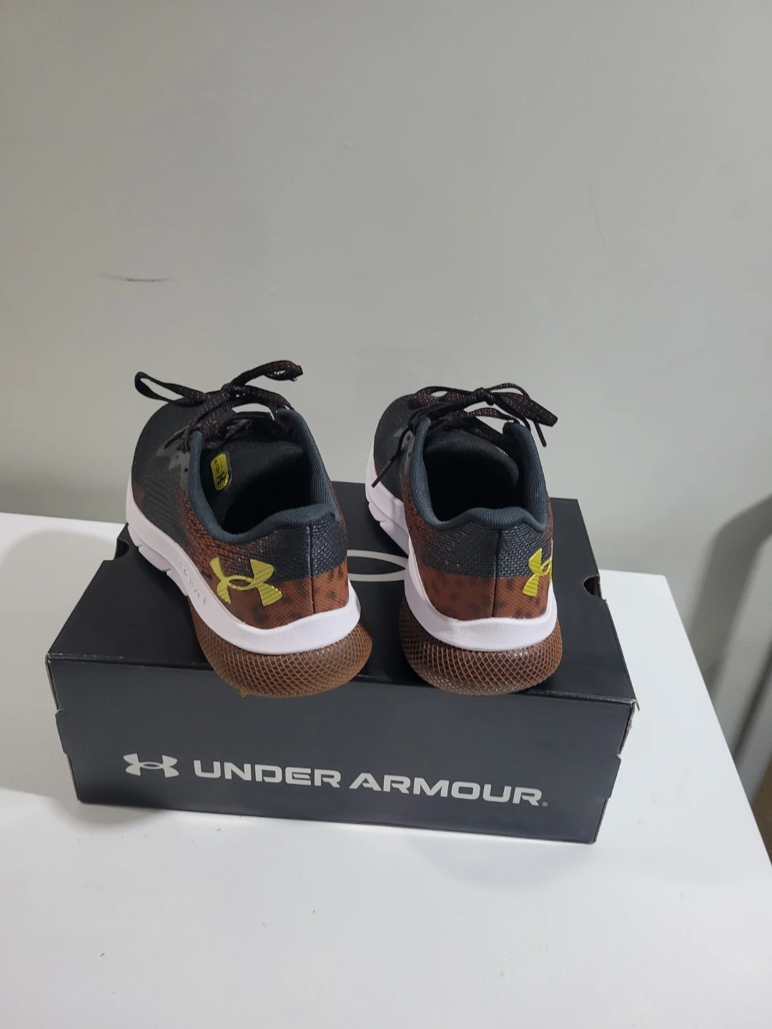 NEW WOMEN'S UNDERARMOUR SHOES SIZE 8 - photo 3