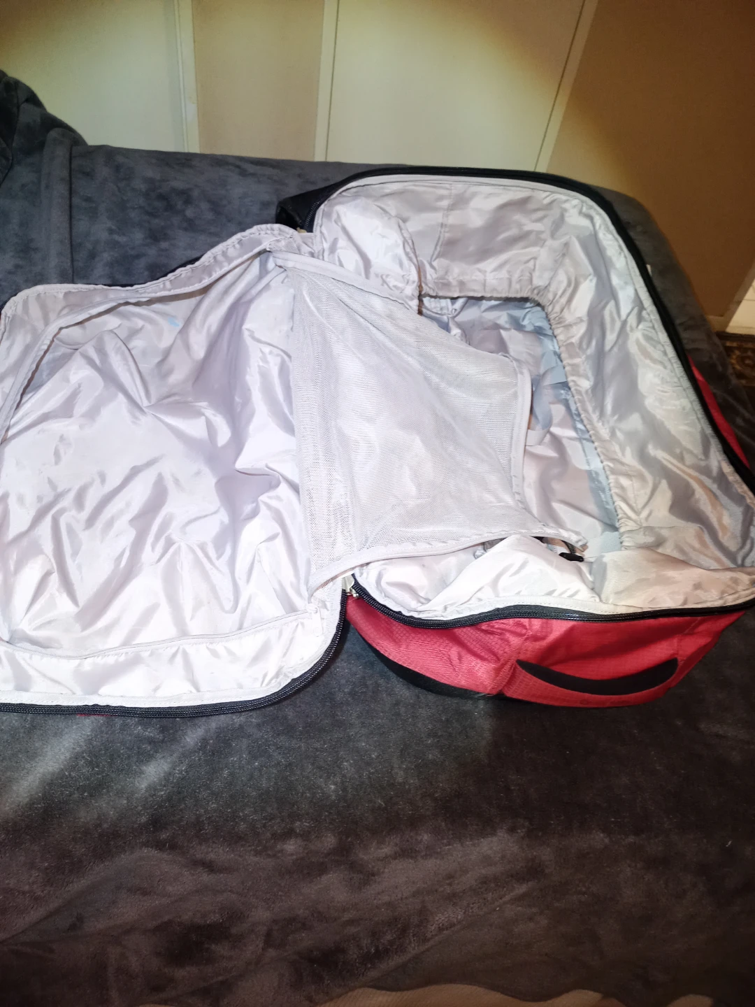Pacsafe Duffle Bag With Wheels & Extendable Handle - photo 3