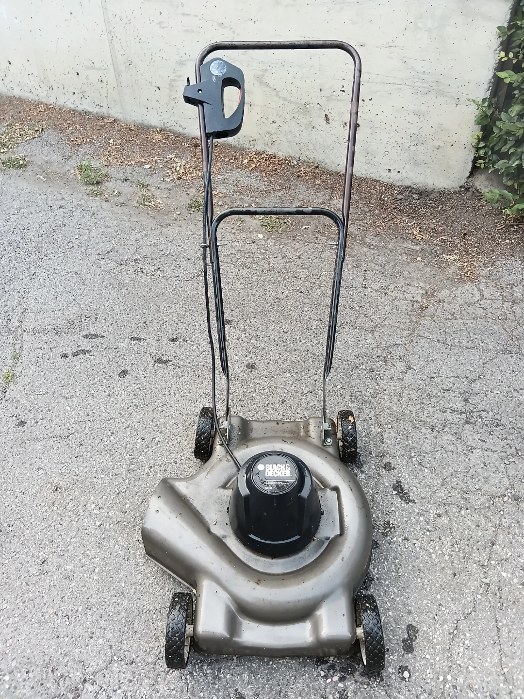 Black & Decker Compact Electric Mower - photo 2