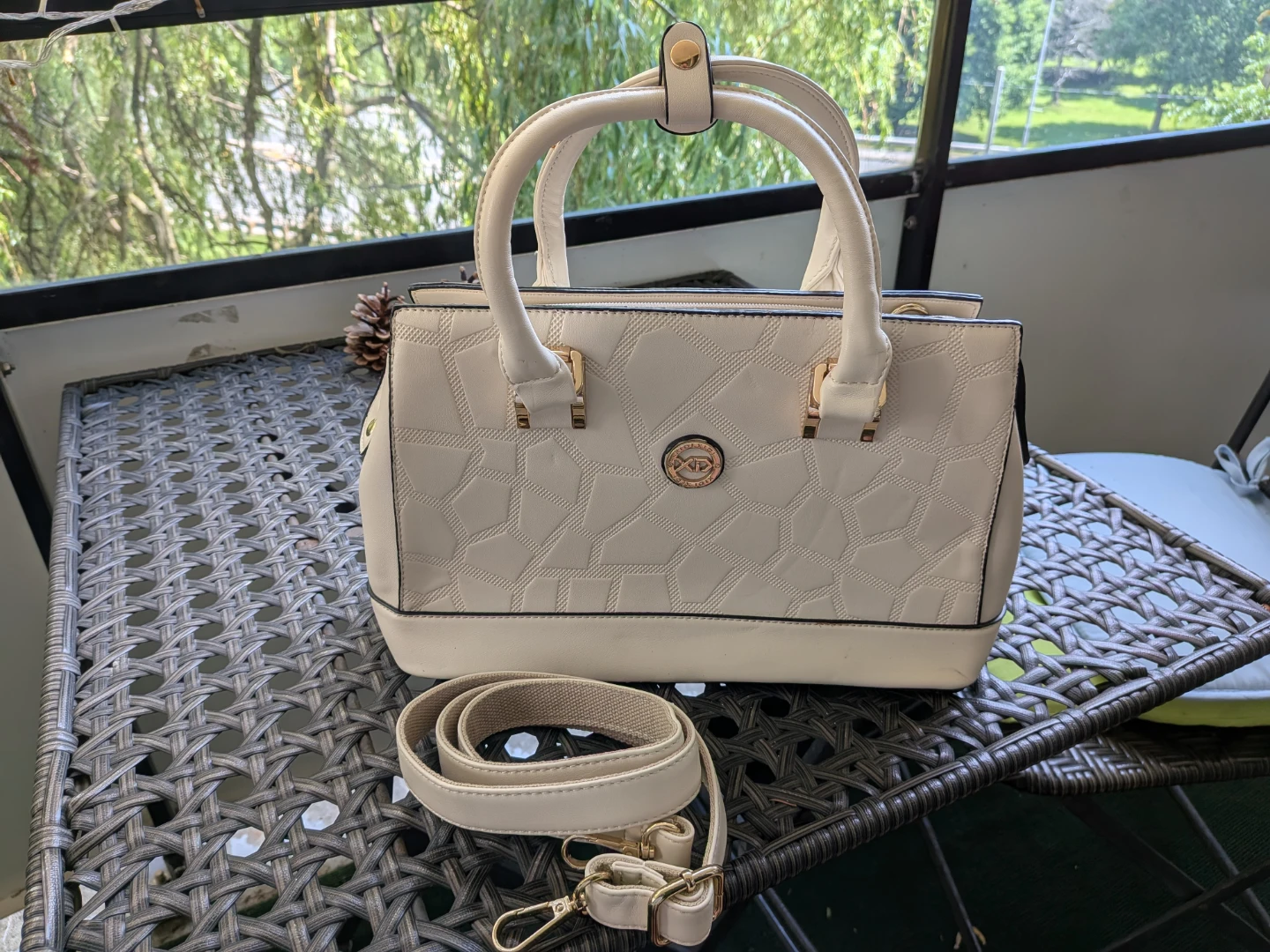 Beautiful Handbag with Gold Accents - plus freebie - photo 2