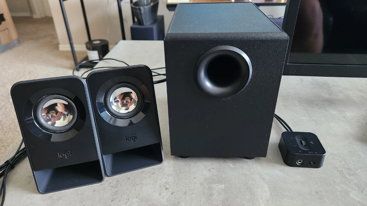 32" LG Monitor with Subwoofer Speakers - photo 3