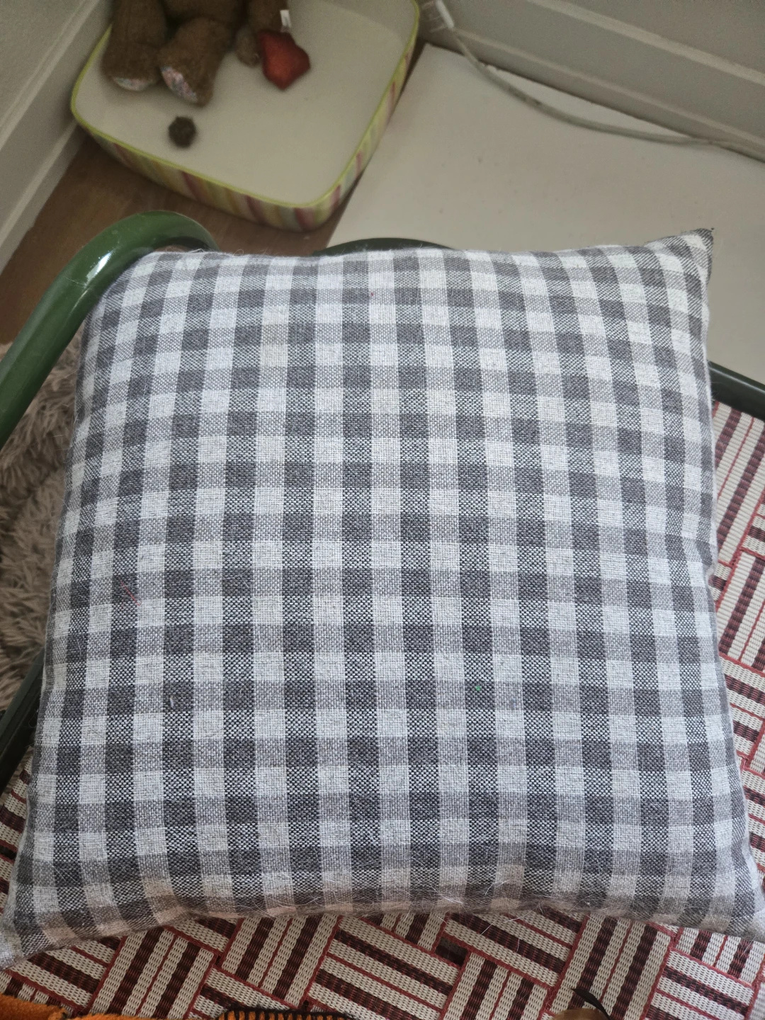 Decorative Throw Pillows & Storage/laundry basket