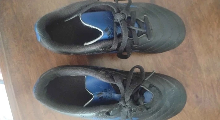 Used size 1 kids soccer shoes - photo 2