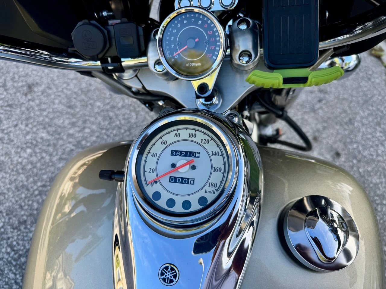 2001 Yamaha V-star motorcycle - photo 5