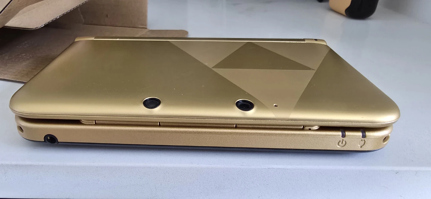 Nintendo 3DS XL Gold Limited Edition - A Link Between Worlds - photo 4