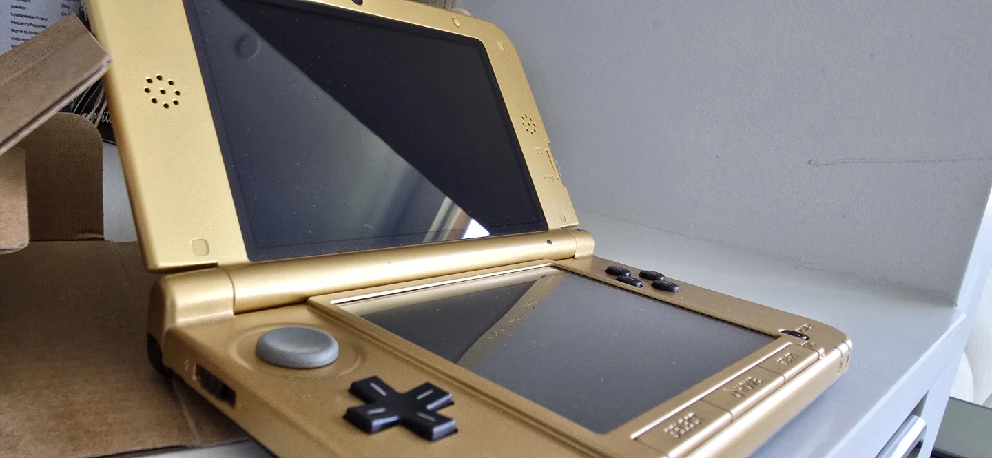 Nintendo 3DS XL Gold Limited Edition - A Link Between Worlds - photo 5