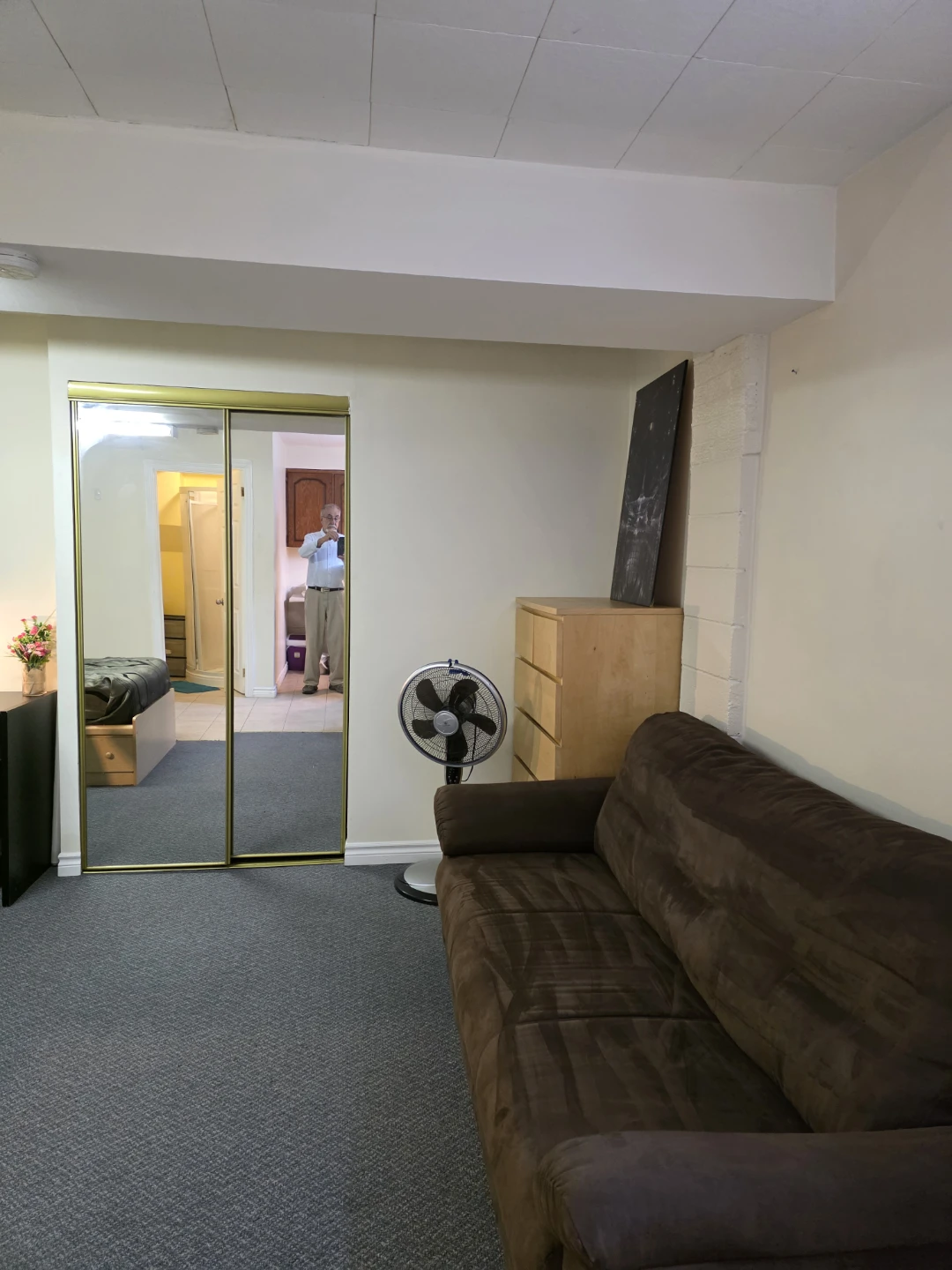 Furnisht Bachelor apt for rent - photo 5
