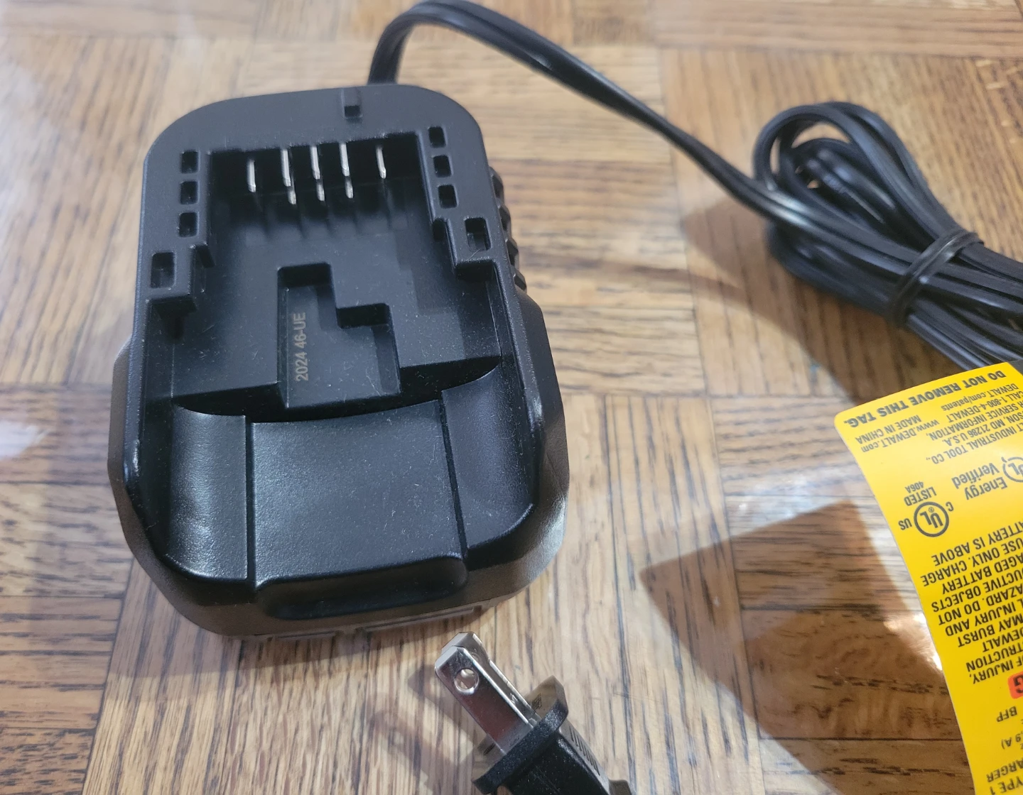 NEW DeWalt DCB102 12V/20V MAX Lithium-Ion Battery Charger - photo 2