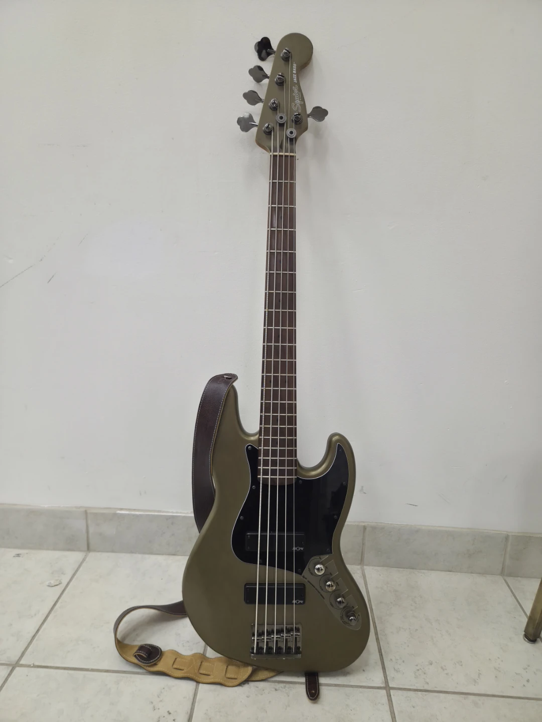 Squier 5-String Jazz Bass